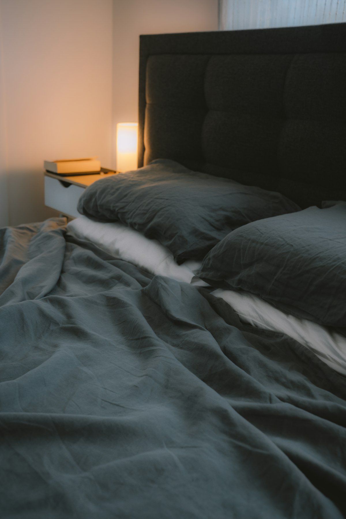 Lit cocooning en lumière tamisée