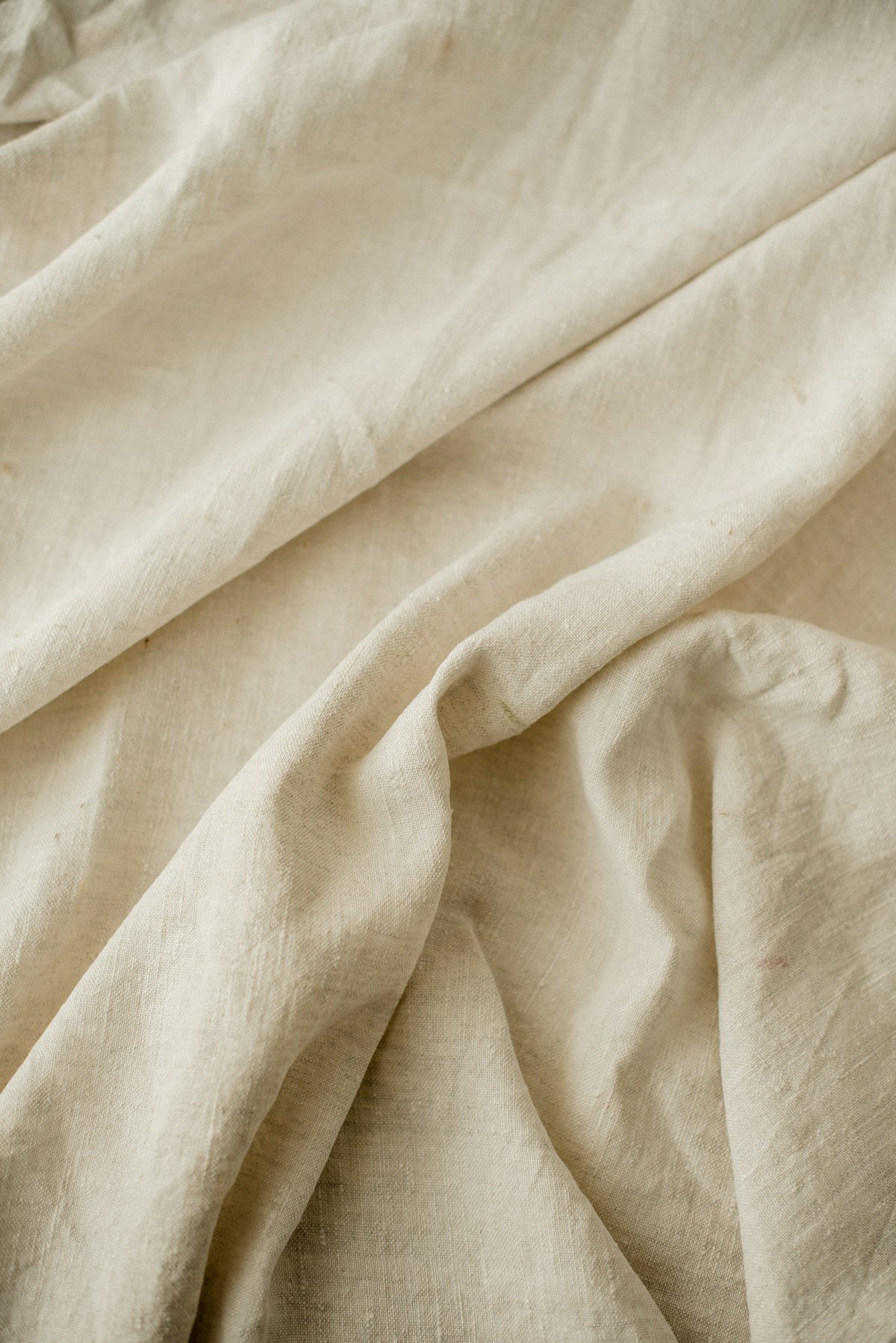 Gros plan sur la trame d'un satin de coton 300 fils, tissage dense et soyeux