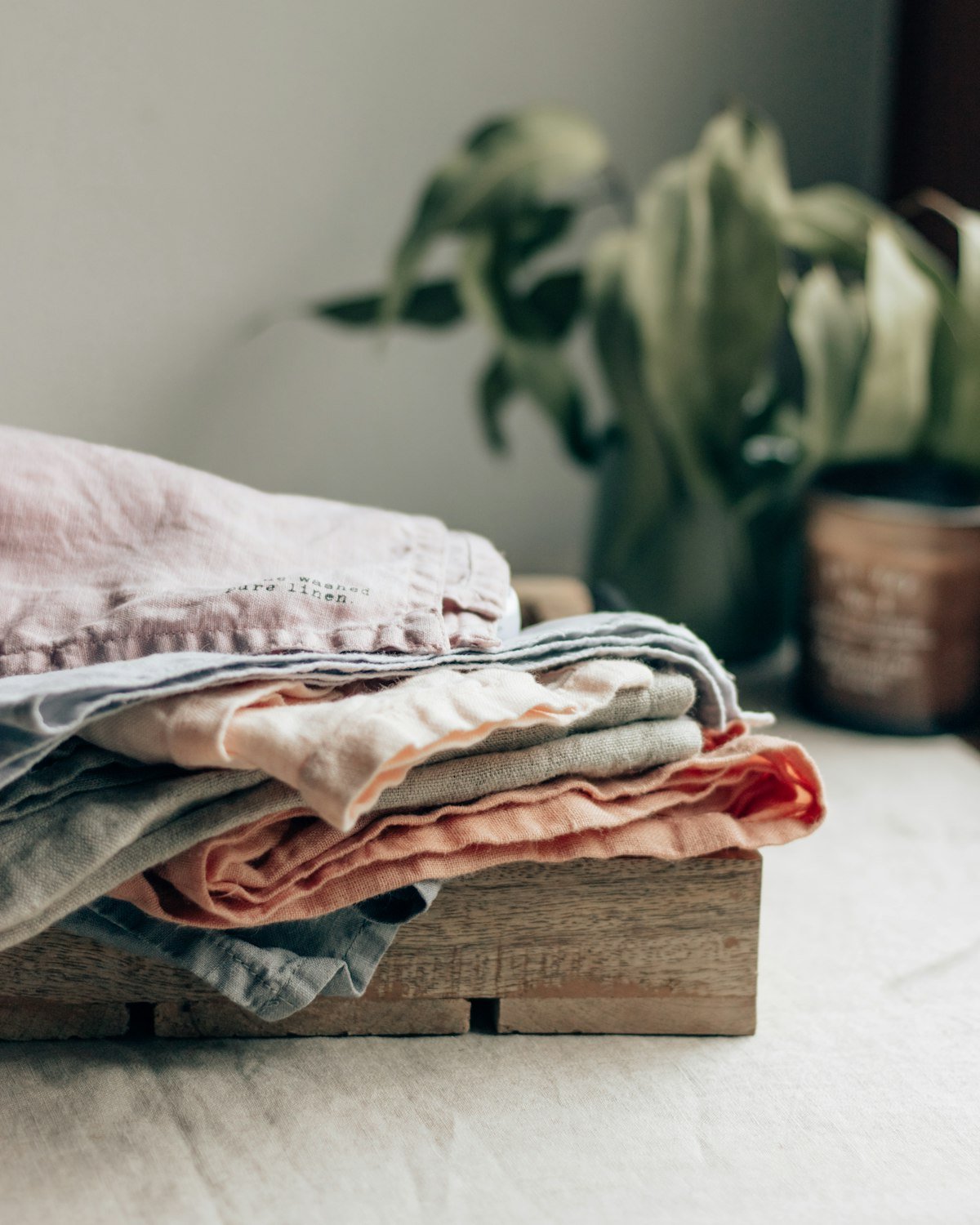 Linge de lit plié aux tons chauds